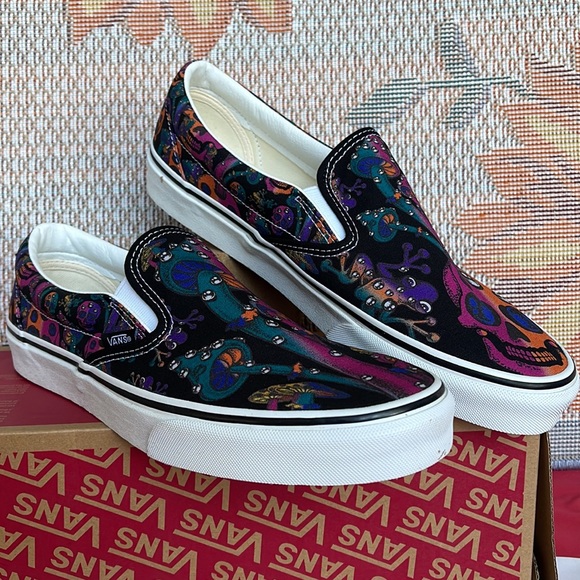 Vans  WMNS Classic Slip-On
Trippy Drip Black Multi
VN0A7Q5DOZB
sneakers - Picture 6 of 16